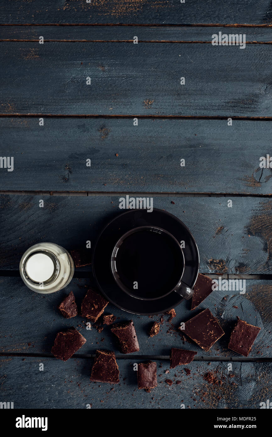 Tasse Kaffee, Milch und dunkle Schokolade Stockfoto