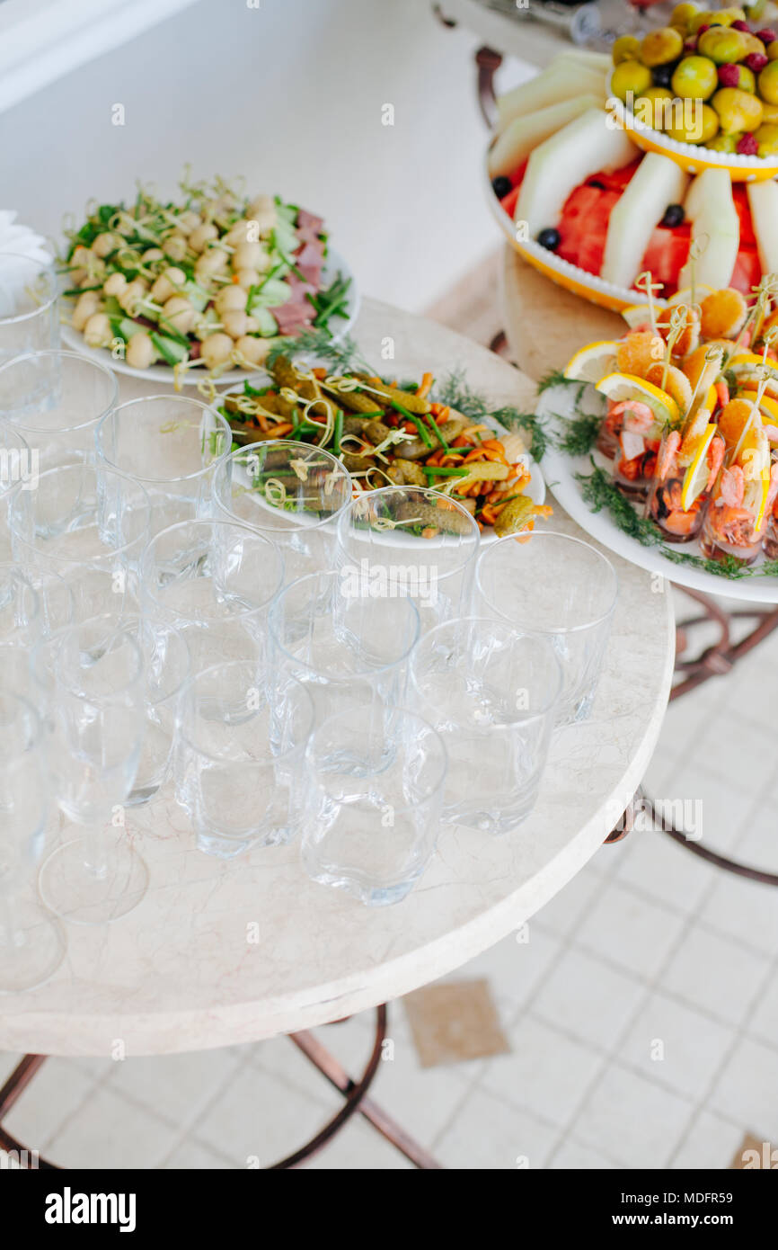 Tabelle mit Buffet essen und Gläser Stockfoto