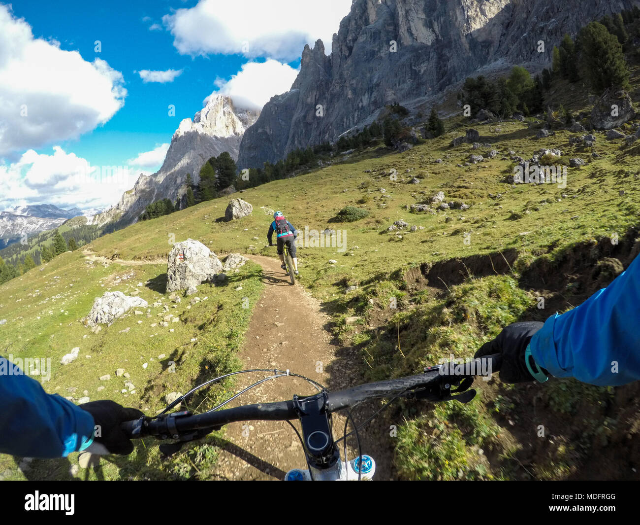 Zwei Männer Mountainbiken in den Dolomiten, Grödnertal, Südtirol, Italien Stockfoto