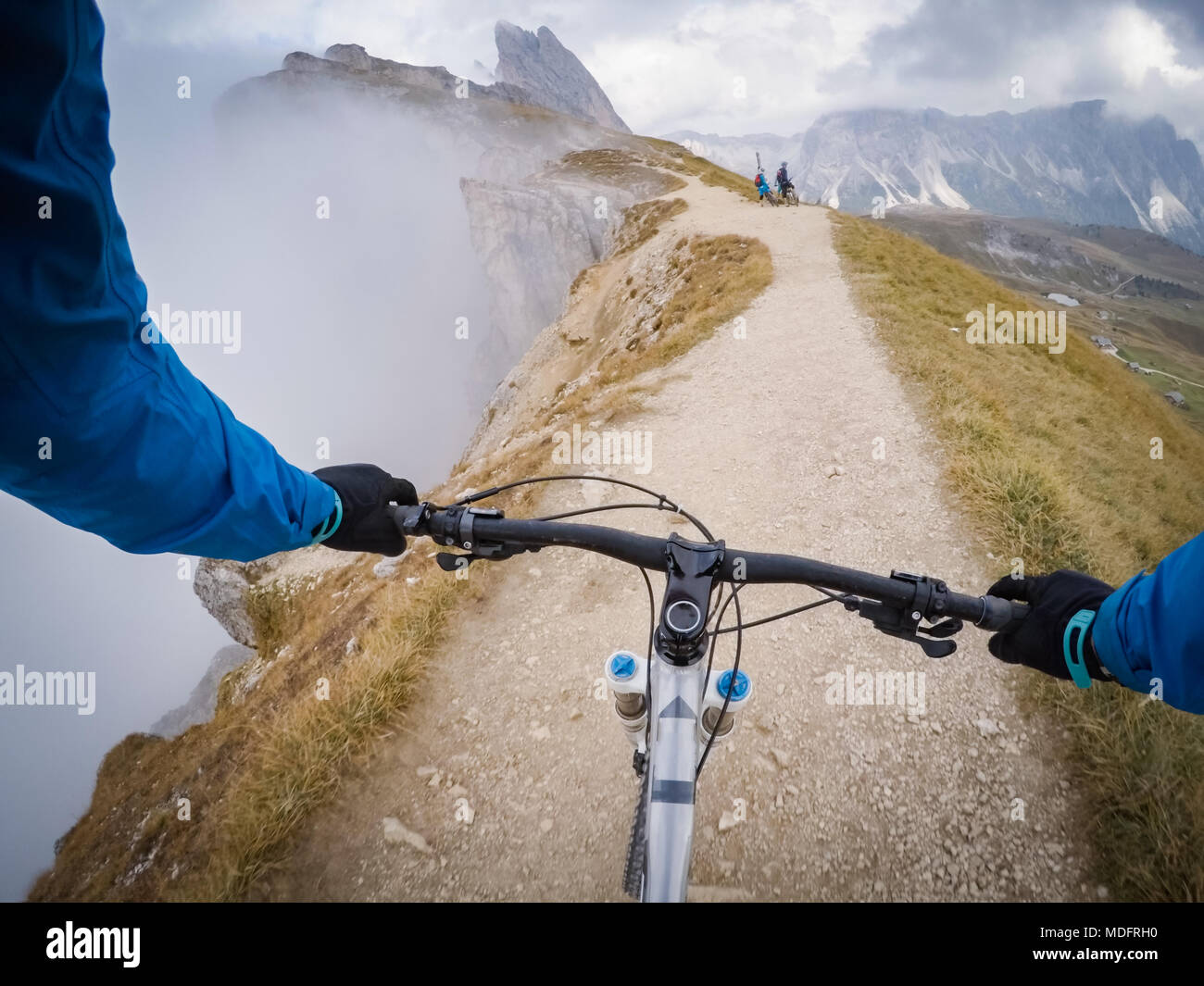 Drei Leute Mountainbiken in den Dolomiten, Grödnertal, Südtirol, Italien Stockfoto
