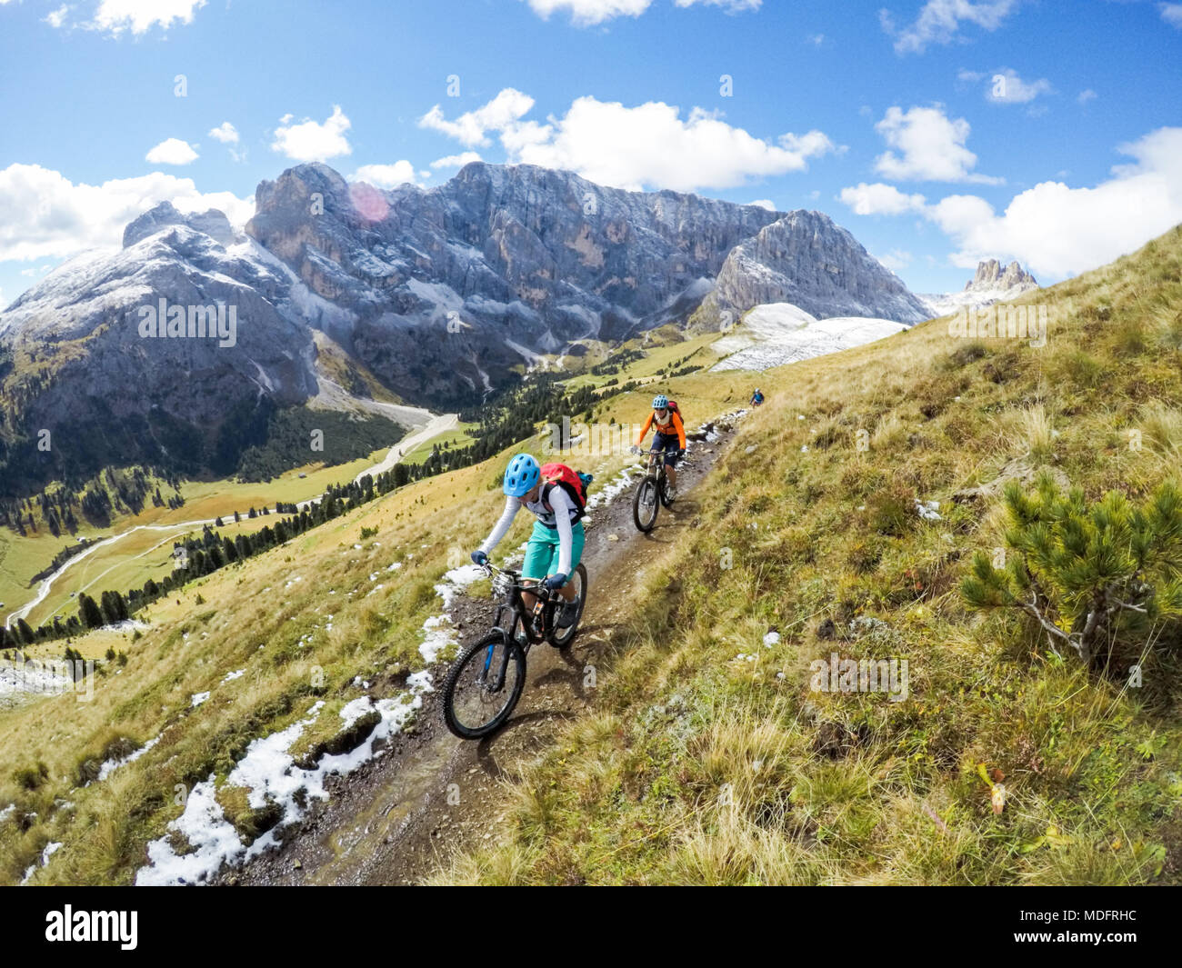 Zwei Frauen Mountainbiken in den Dolomiten, Grödnertal, Südtirol, Italien Stockfoto