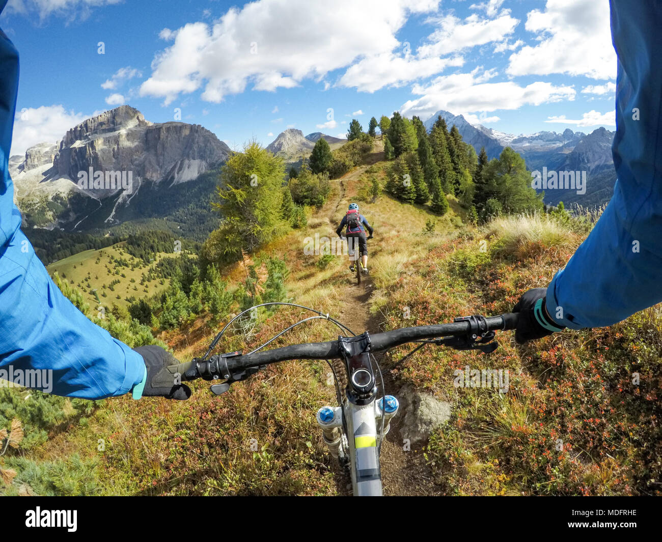 Zwei Männer Mountainbiken in den Dolomiten, Grödnertal, Südtirol, Italien Stockfoto