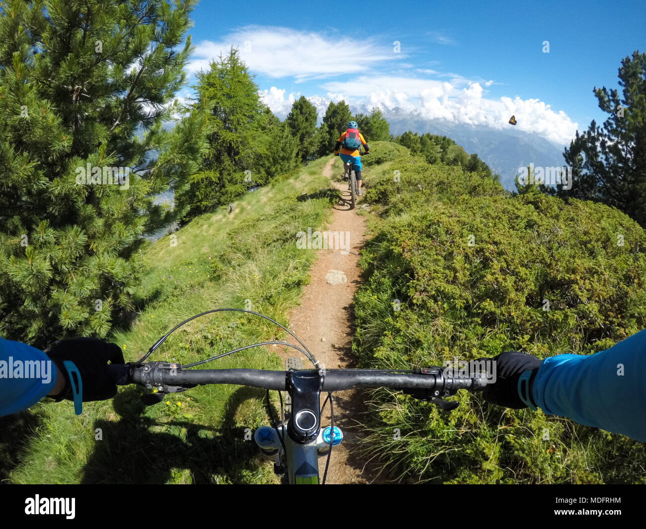 Zwei Personen Mountainbiken in den Dolomiten, Val d'Aosta, Italien Stockfoto