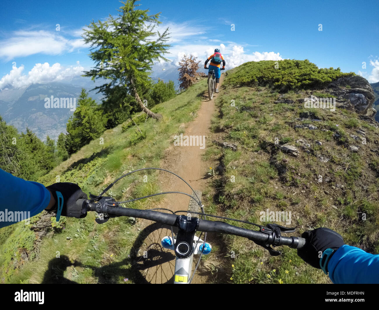 Zwei Personen Mountainbiken in den Dolomiten, Val d'Aosta, Italien Stockfoto