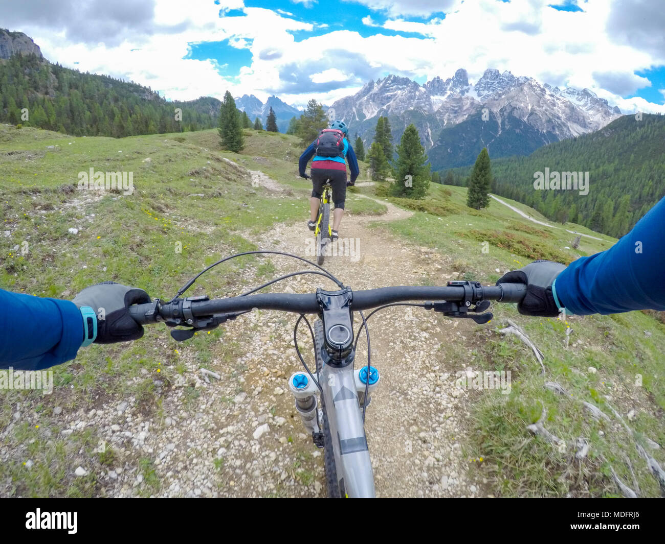 Zwei Männer Mountainbiken in den Dolomiten, Bruneck, Südtirol, Italien Stockfoto