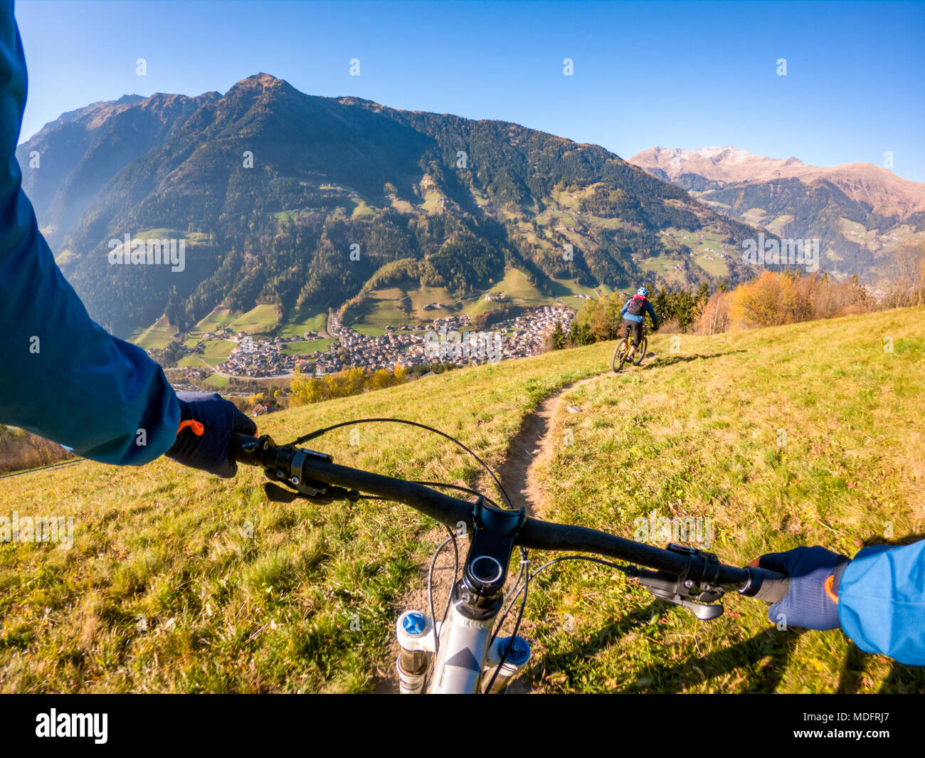 Zwei Männer Mountainbiken in den Dolomiten, Meran, Südtirol, Italien Stockfoto