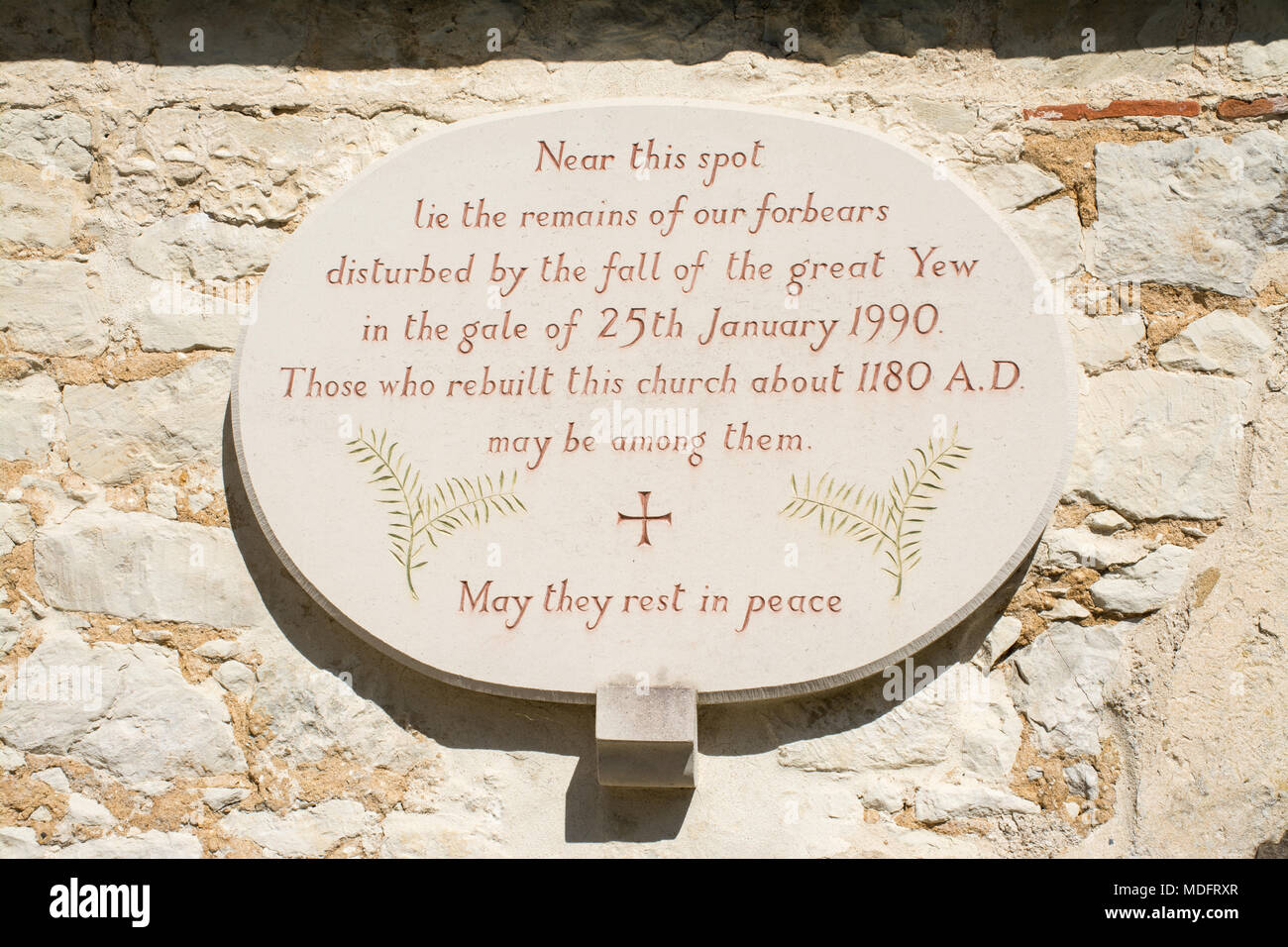 Gedenktafel in der Erkenntnis bleibt der 1400 Jahre alte Eibe außerhalb von St. Mary's Church in Selborne Dorf, Hampshire, Großbritannien Stockfoto