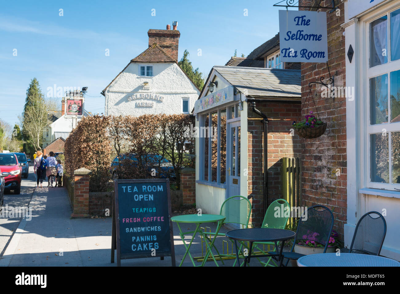 Main Street in der hübschen Hampshire Dorf Selborne mit Teestube und dem Selborne Arms Pub Stockfoto