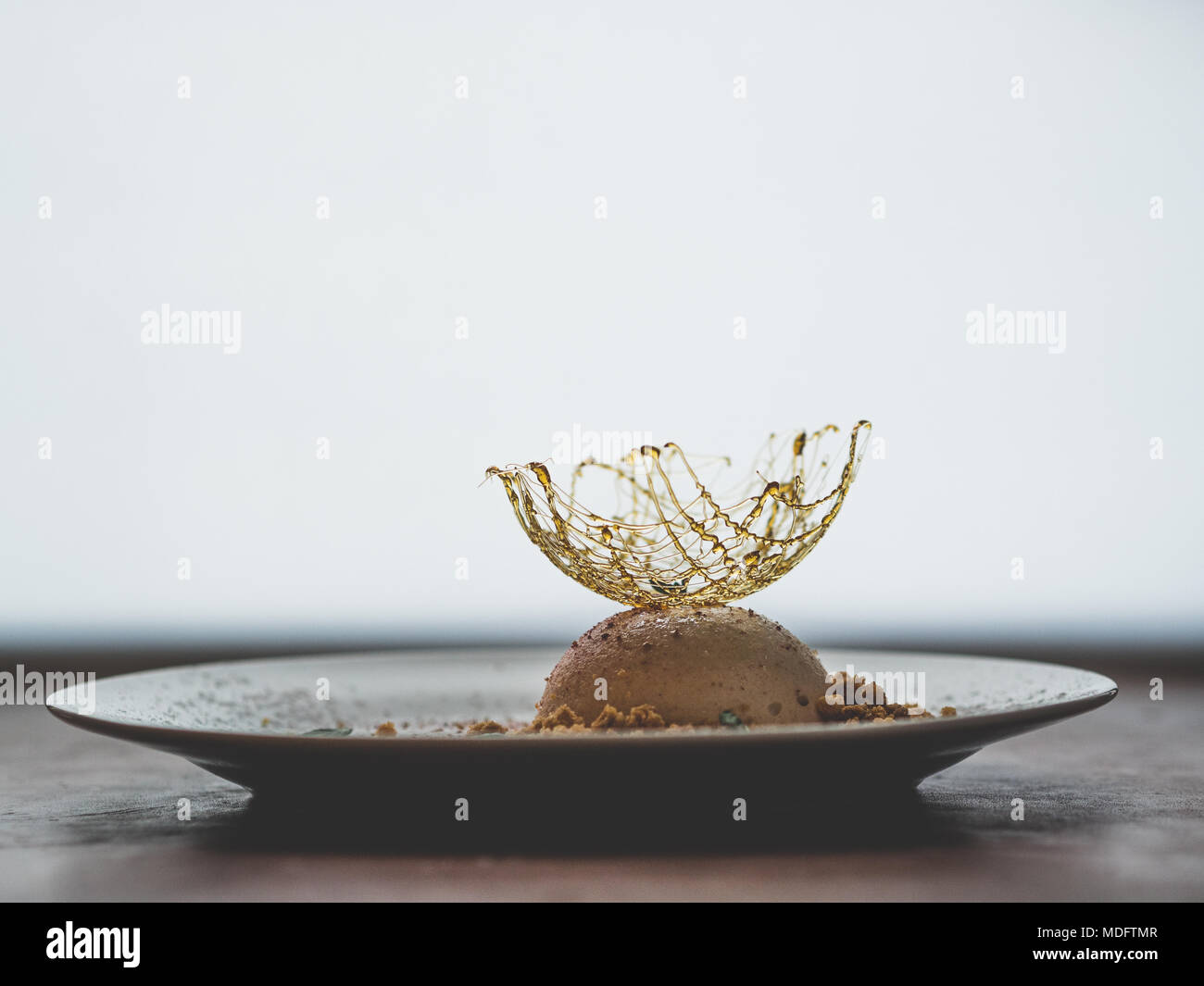 Apfel und Ingwer Dessert mit Karamell Dekoration Stockfoto