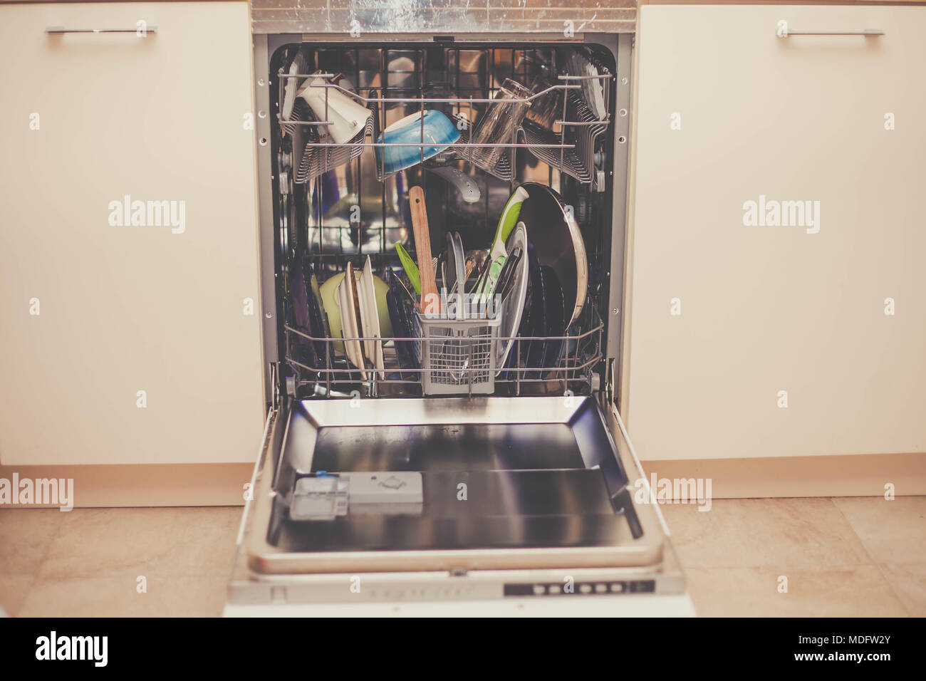 Nahaufnahme eines beladenen Spülmaschine Stockfoto