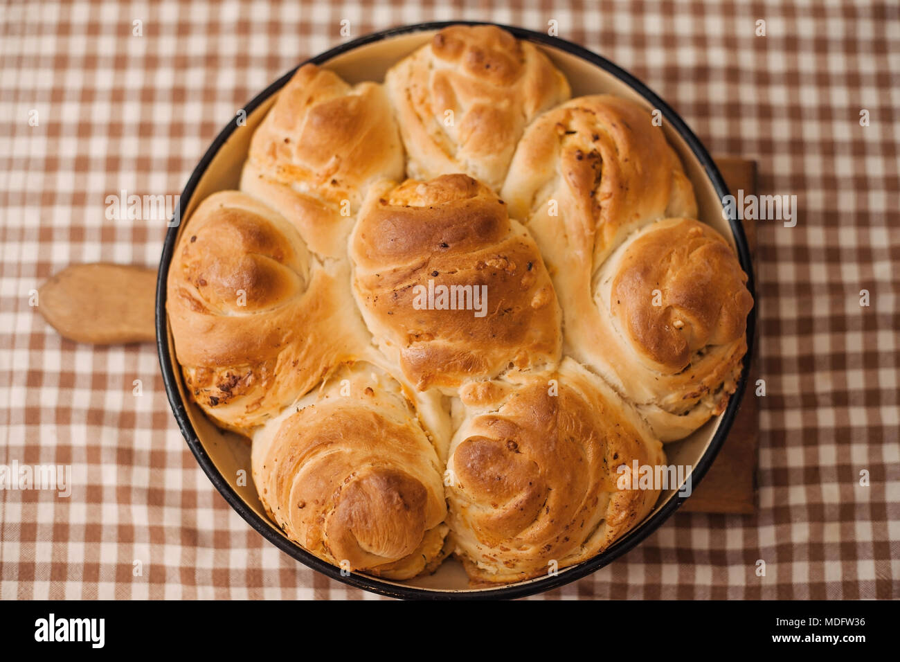 Hausgemachtes Brot in eine Backform auf einem Schneidebrett Stockfoto