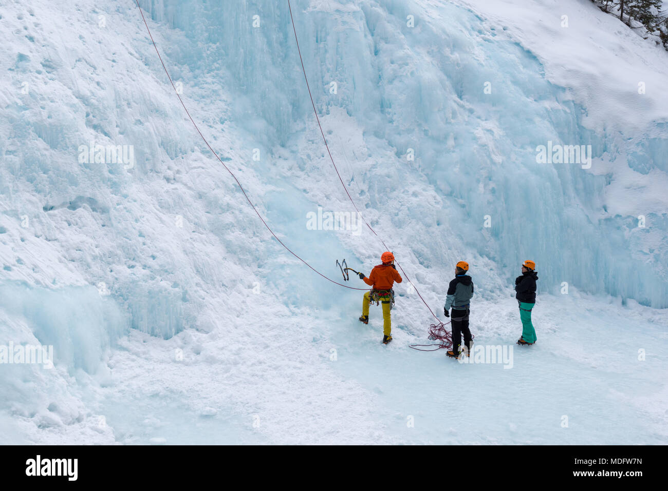Drei Personen Eisklettern, Banff, Alberta, Kanada Stockfoto