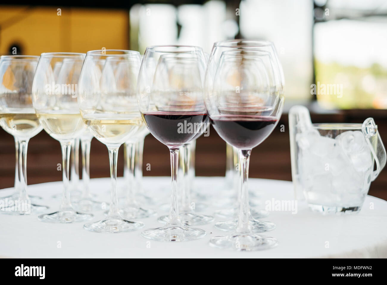 Rot- und Weißwein Gläser auf einem Tisch Stockfoto