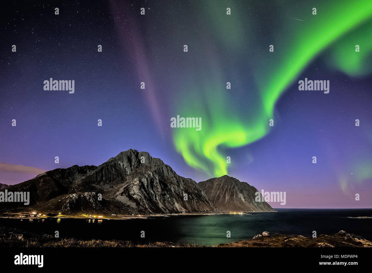 Aurora Borealis über Mt Store Nappstind, Napp, Flakstad, Nordland, Lofoten, Norwegen Stockfoto