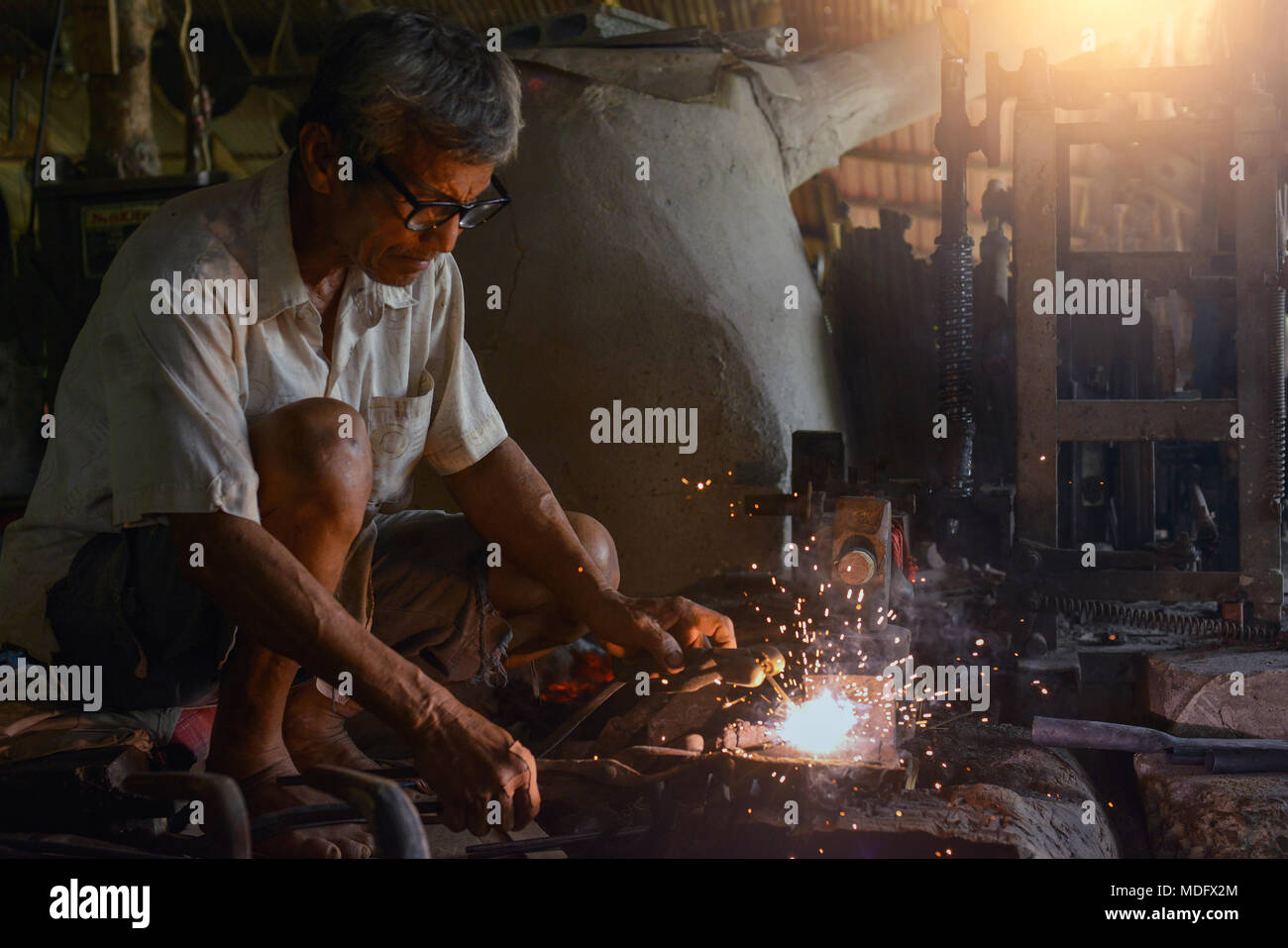 Metallarbeiter in einer Stahlfabrik, Thailand Stockfoto