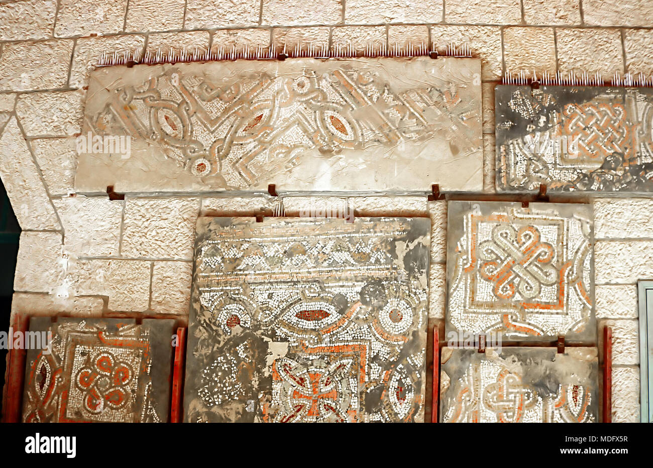 Jahrhundert Mosaik Außenwand der St. Stephen's Church von Beit Jimal (oder Beit Jamal) katholischen Kloster in der Nähe von Beit Shemesh, Israel Stockfoto