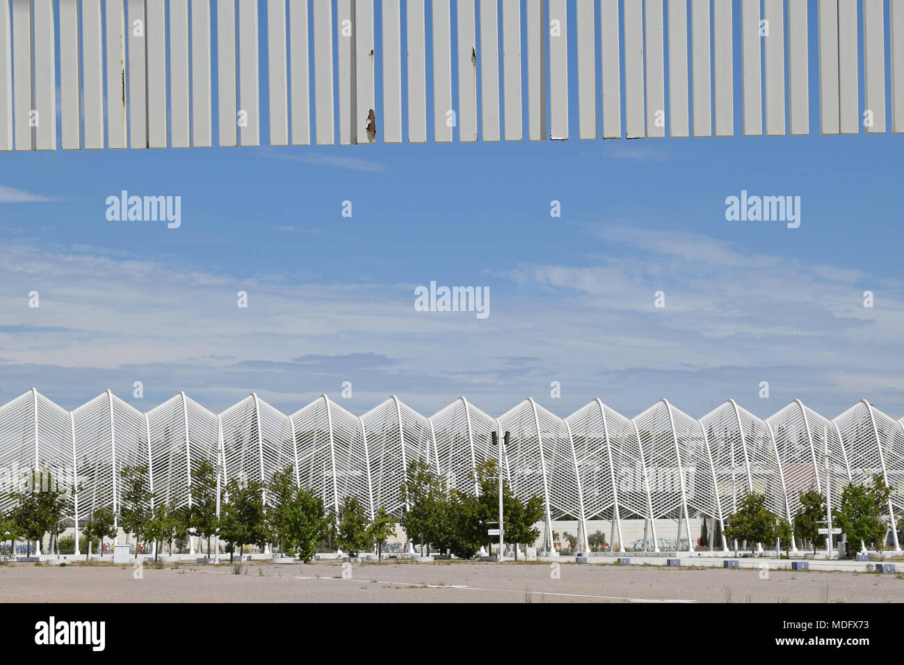 Athen, Griechenland - 30. AUGUST 2017: Blick auf den Gehweg mit gewölbten Dachkonstruktion des Architekten Santiago Calatrava im Olympiastadion von Athen entworfen Stockfoto