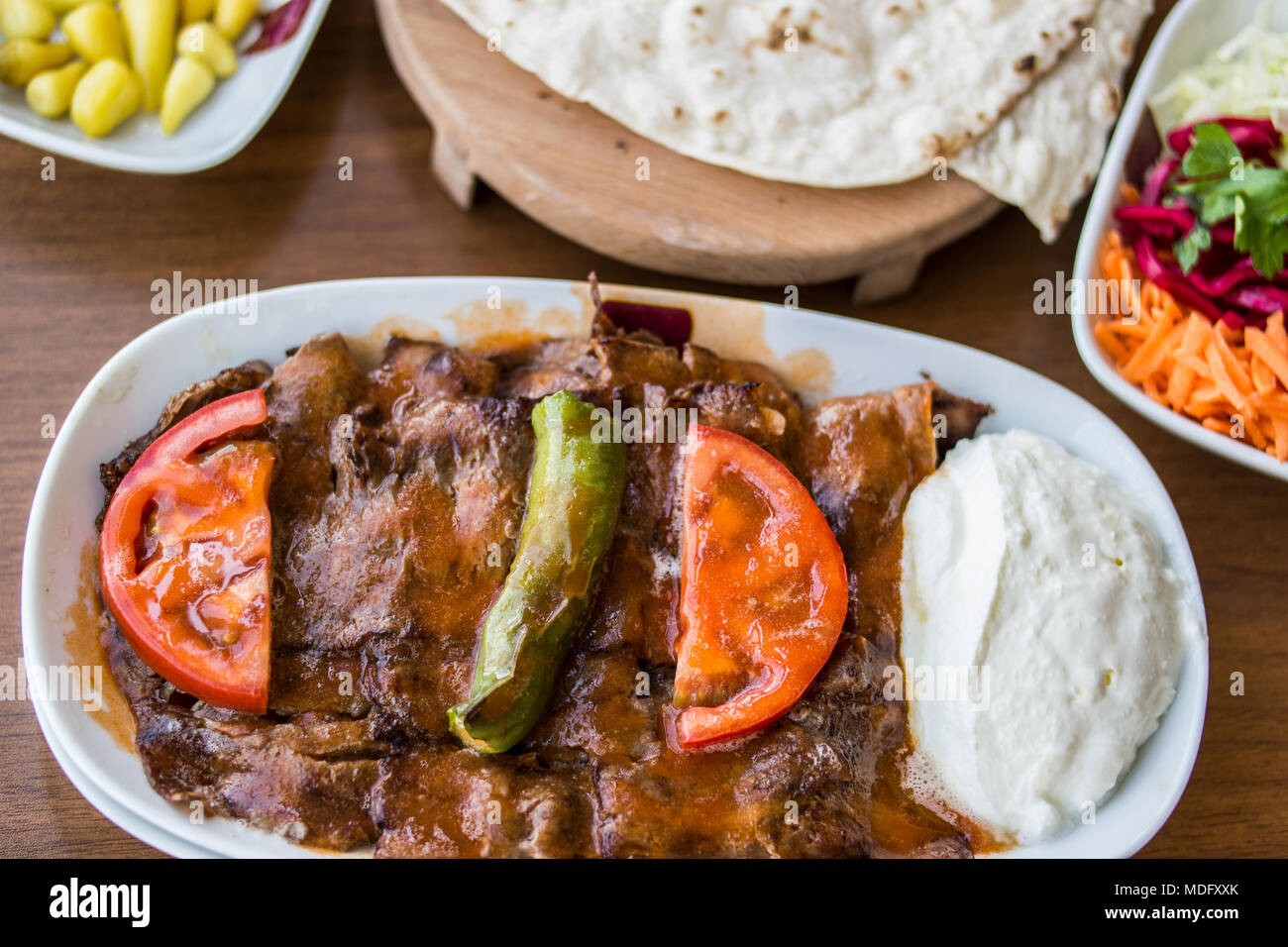 Iskender/türkischen Döner mit Tomatensauce und Joghurt. Stockfoto