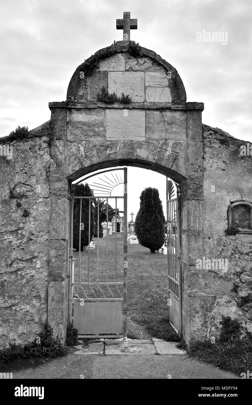 19. Jahrhundert katholische Friedhof Eingang mit offener Tür in San Martín de Laspra (Castrillón, Asturien, Spanien) Stockfoto
