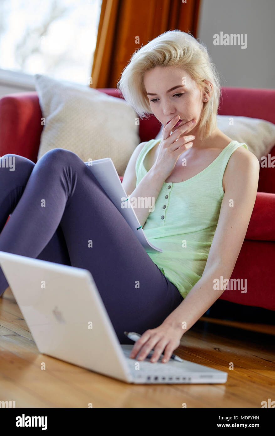 Frau saß zu Hause mit einem Laptop. Stockfoto