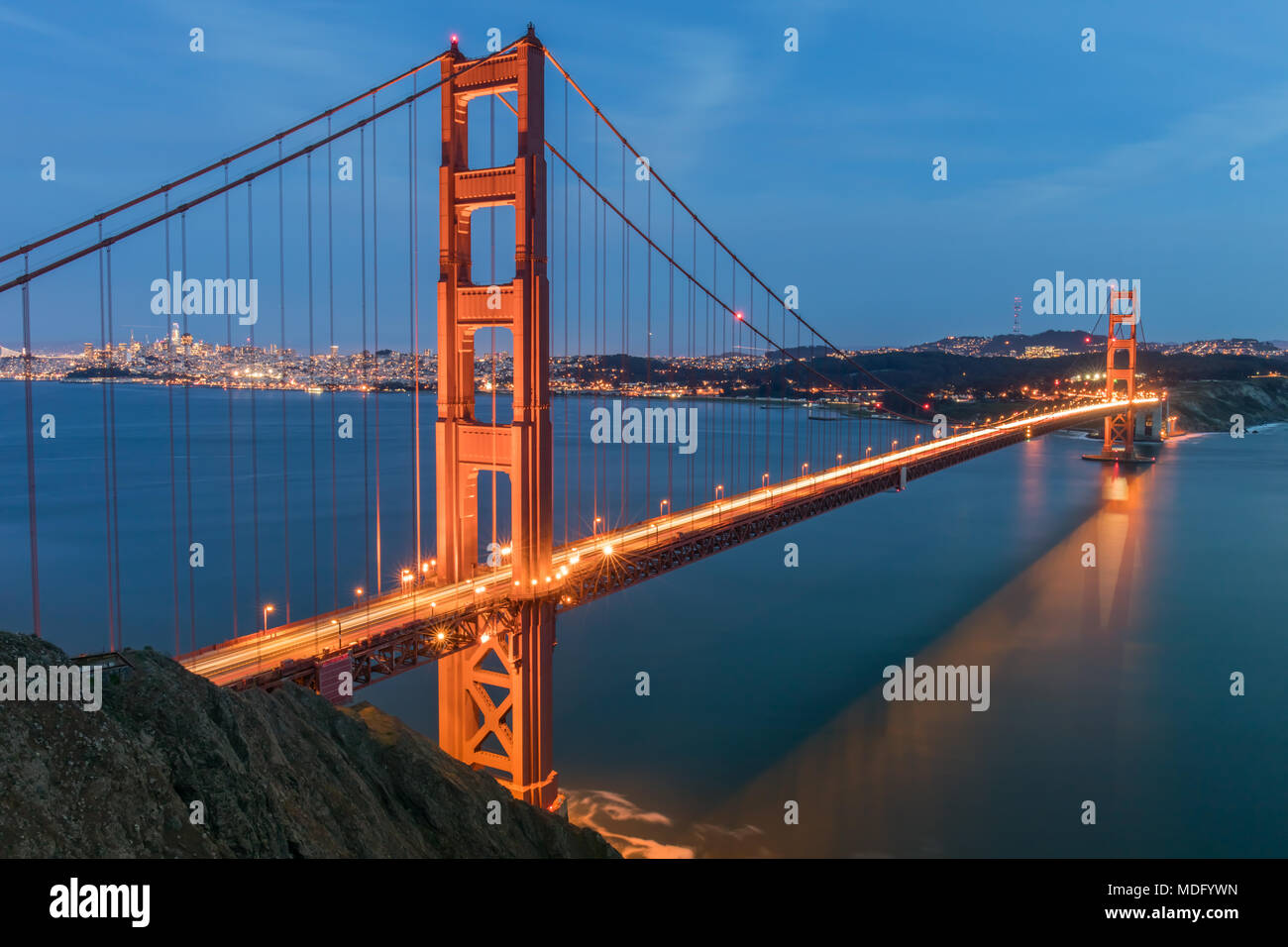 Blick auf die Golden Gate Bridge und der San Francisco Skyline von der Batterie Spencer. Stockfoto