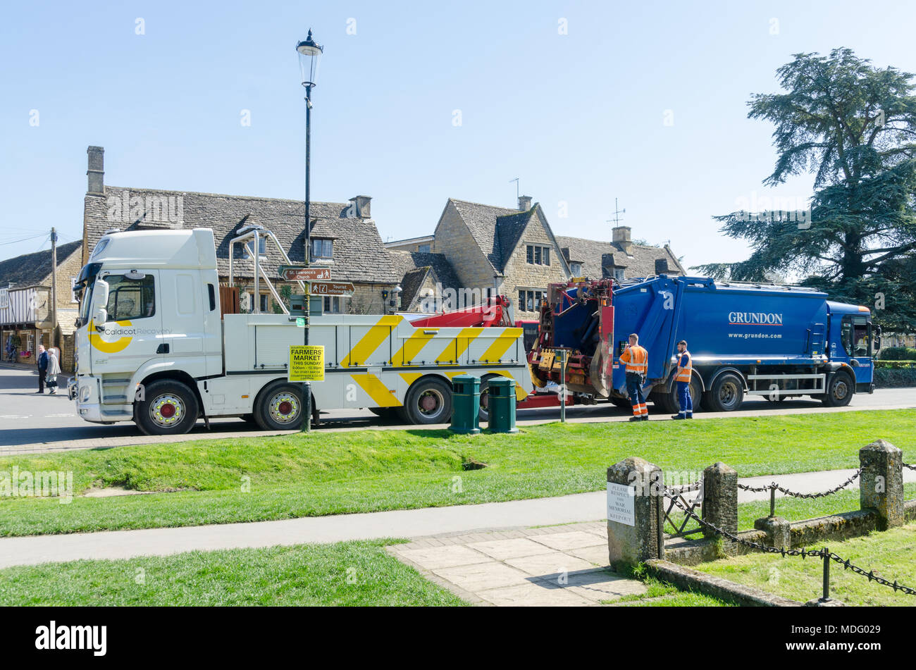 Aufgeschlüsselt Müllwagen oder Staub Warenkorb in der beliebten Cotswold Dorf Bourton eingezogen werden-on-the-Water, Gloucestershire in der Frühlingssonne Stockfoto
