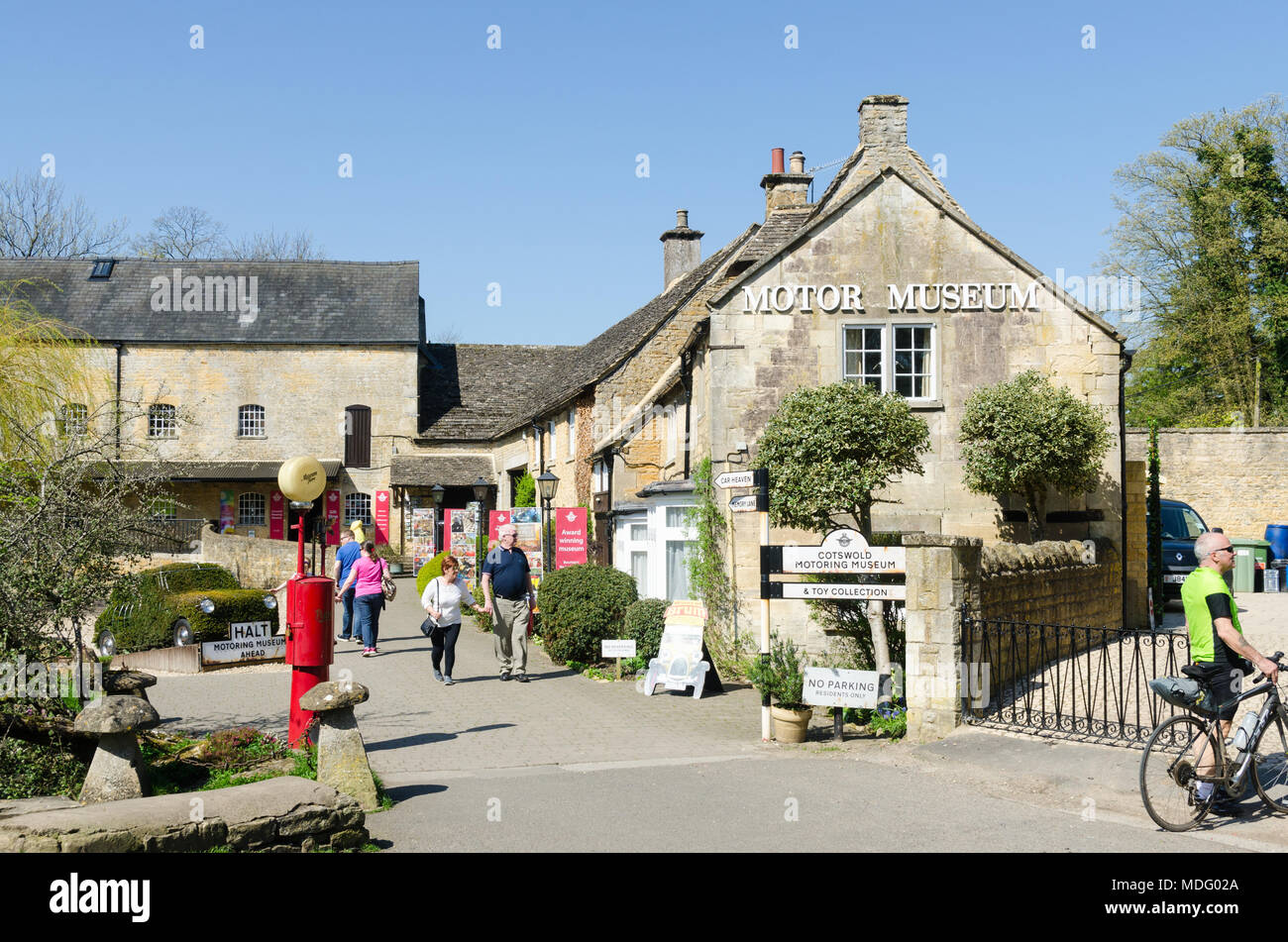 Cotswold fahrendes Museum im beliebten Cotswold Dorf Bourton-on-the-Water, Gloucestershire in der Frühlingssonne Stockfoto