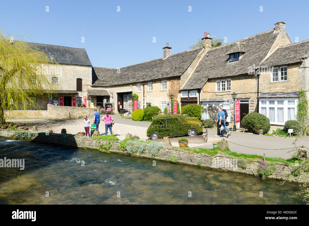 Cotswold fahrendes Museum im beliebten Cotswold Dorf Bourton-on-the-Water, Gloucestershire in der Frühlingssonne Stockfoto
