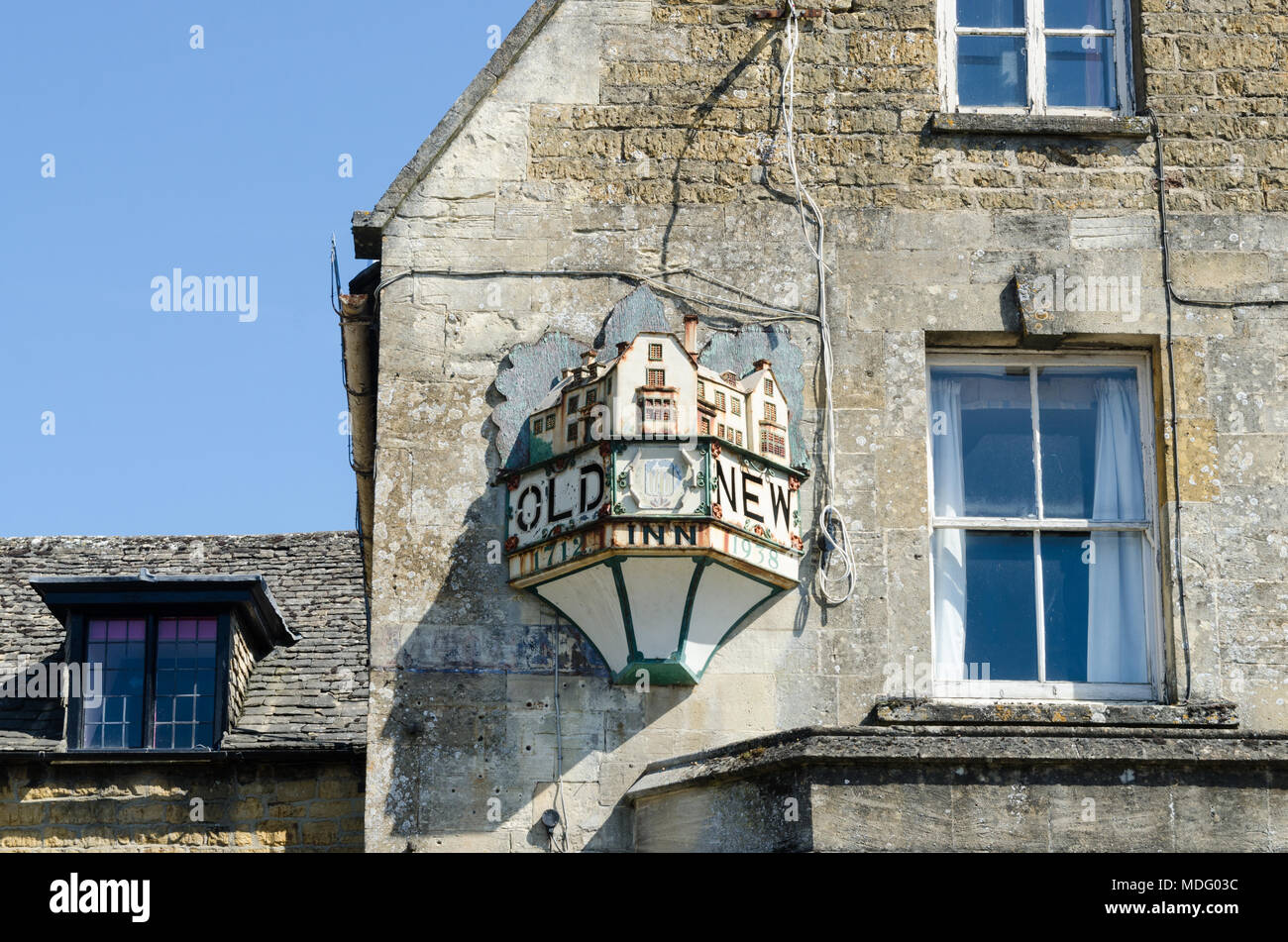 Die Alte Neue Inn in der beliebten Cotswold Dorf Bourton-on-the-Water, Gloucestershire in der Frühlingssonne Stockfoto