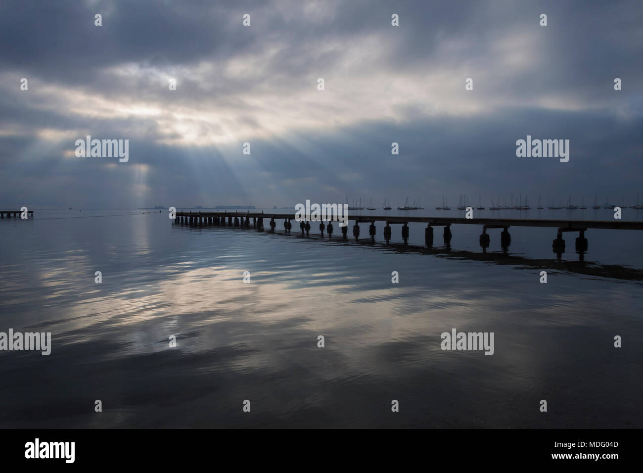 Los Alcazares, Region Murcia, Spanien. Sunbeam über das Mar Menor. © ABEL F. ROS/Alamy Stock Stockfoto