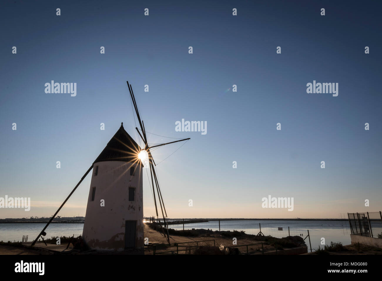 San Pedro del Pinatar, Region Murcia, Spanien. Mühle neben der Saline in der Mar Menor © ABEL F. ROS/Alamy Stock Stockfoto