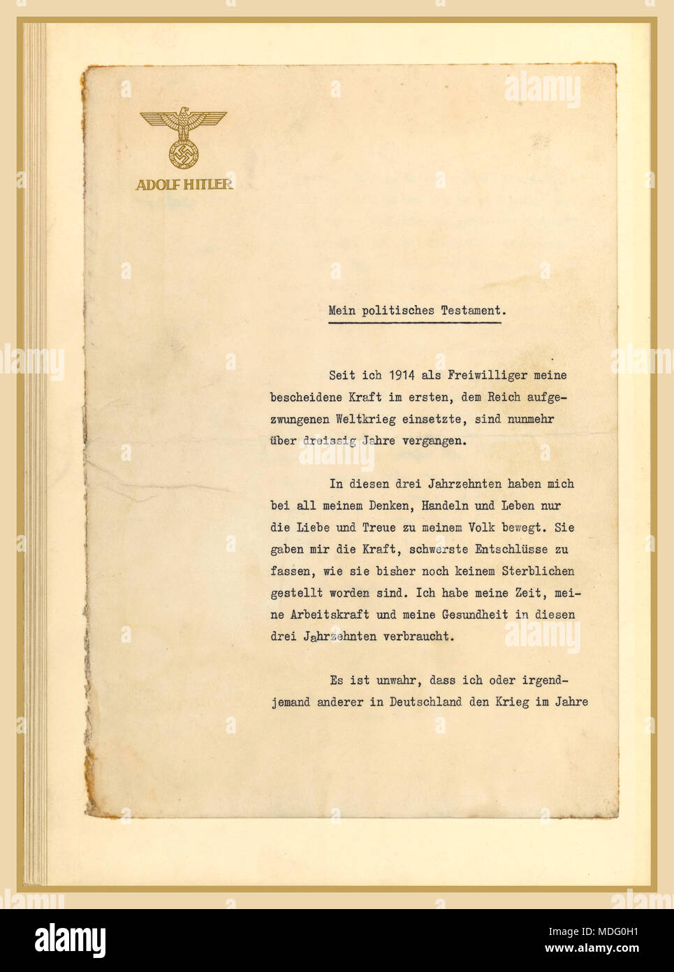 Adolf Hitler die Letzte persönliche und politische Testament der deutschen NS-Führer Adolf Hitler 1945 Das Testament von Hitler wurde von ihm aufgefordert, ein Telegramm von Reichsmarschall Hermann Göring, in dem sie um die Bestätigung von Göring die Nachfolge, mit Nachrichten von versucht, Verhandlungen Heinrich Himmlers der Hingabe mit westlichen Verbündeten zusammen, und berichtet, dass die Rote Armee innerhalb eines Blocks waren oder zwei der Reichskanzlei. Es wurde von Adolf Hitler seine Sekretärin Traudl Junge diktiert in seiner Berliner Führerbunker am 29. April 1945, dem Tag, an dem er und Eva Braun verheiratet. Stockfoto