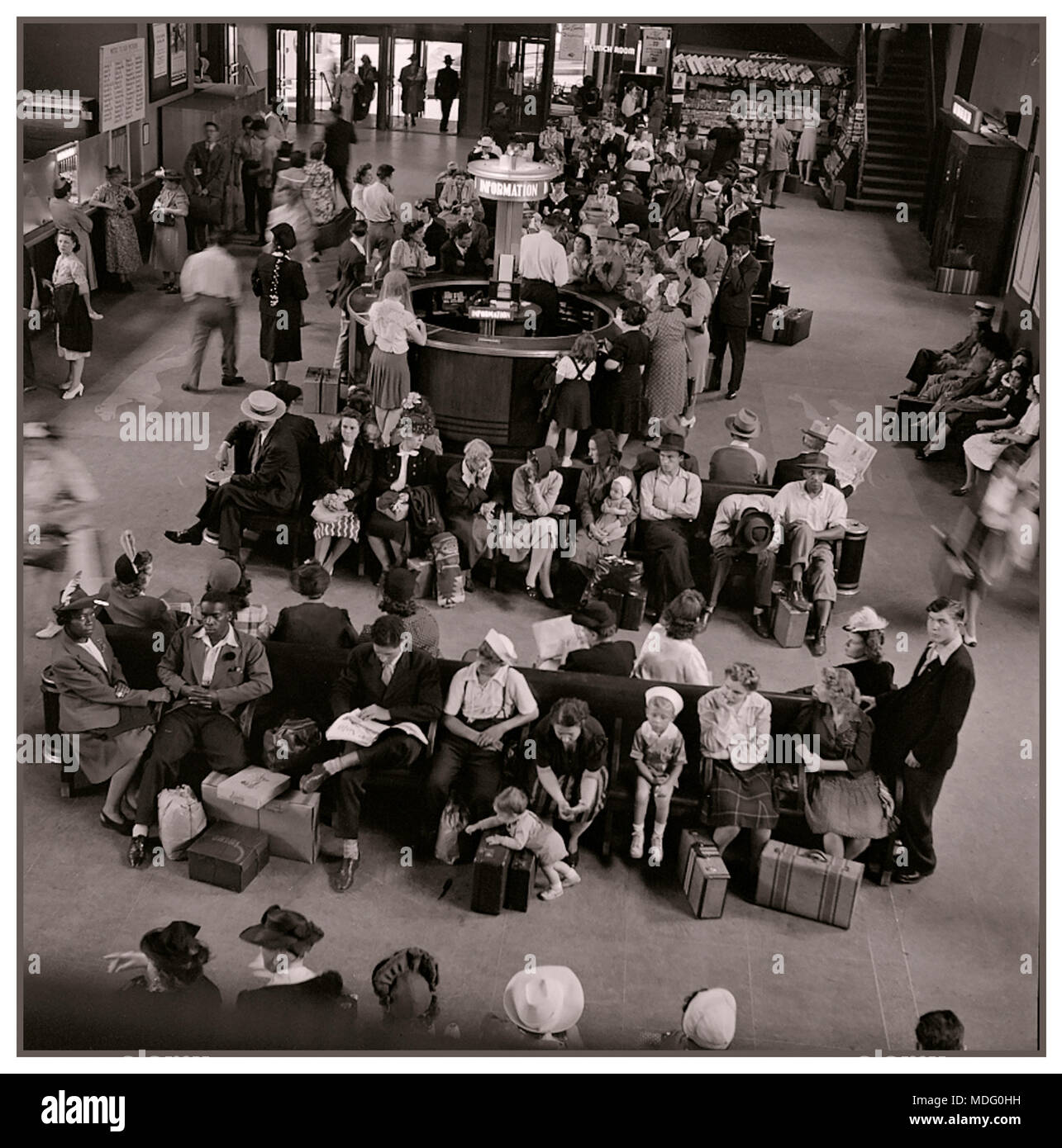 50 Der Greyhound Bus Terminal warten's Zimmer 1950 1960er Jahre Pittsburgh Pennsylvania USA B&W monochrom getonte Bild Stockfoto