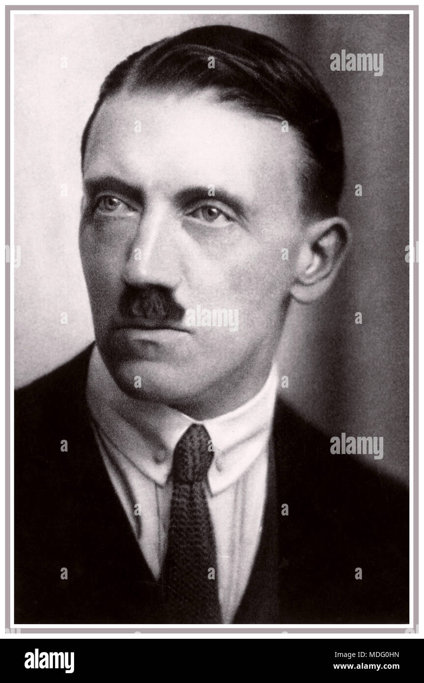 PORTRAIT JUNGE ADOLF HITLER formale Studio Portrait von Adolf Hitler im Jahr 1920 in B&W Erweiterte und retuschiert Originalbild Wirkung und Qualität Deutschland neu zu erstellen Stockfoto