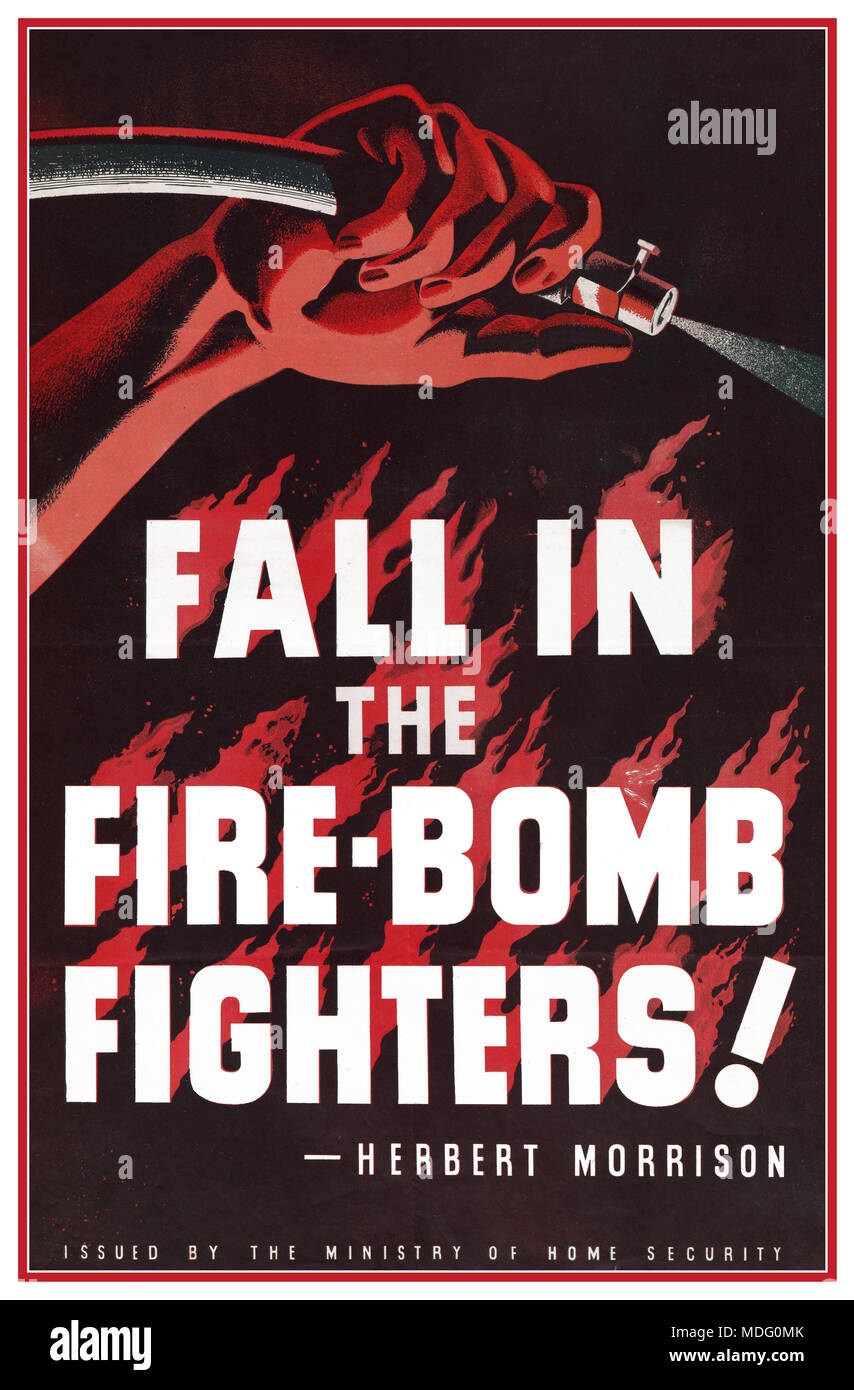 WW2 London Blitz Propaganda Poster' fallen in der Fire-Bomb Kämpfer!' Britische Weltkrieg von Ministerium für Home Security ausgestellt mit Feuerwehrmann mit Wasserschlauch, die die Brände durch Nazi-Deutschland Bomben erstellt. Das Plakat bietet einen Teil der Zitat von Herbert Morrison, Minister für Sicherheit zu Hause.." Es werde keine hängenden zurück, setzen alle ihre Mut, Energie und Geschick in dieser entscheidenden Aufgabe der Krieg. Rückgang der Brandbombe Kämpfer!" Stockfoto