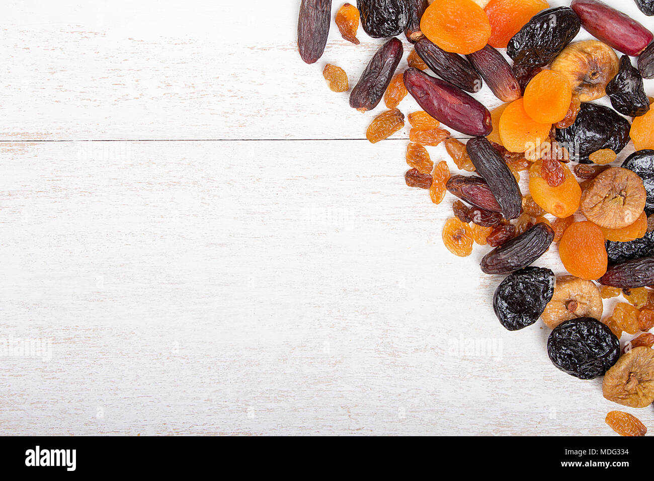 Ramadan Hintergrund - Sammlung von Ramadan Früchte auf Holztisch mit leeren Bereich Stockfoto