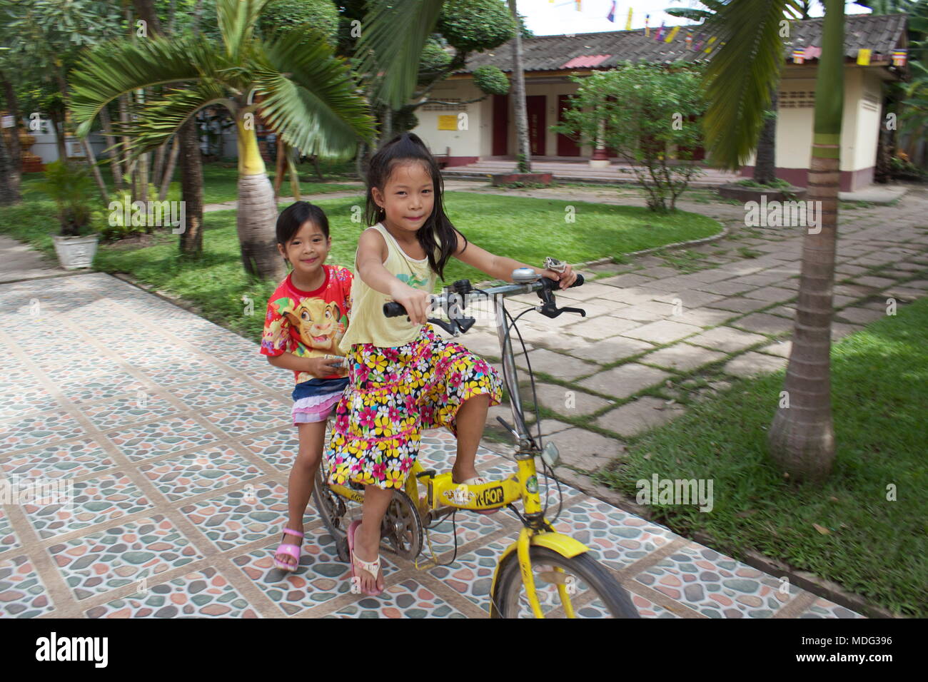 Kinder mit dem Fahrrad in Wat Chanthaboury buddhistischer Tempel. Vientiane, Laos, 2015. Stockfoto