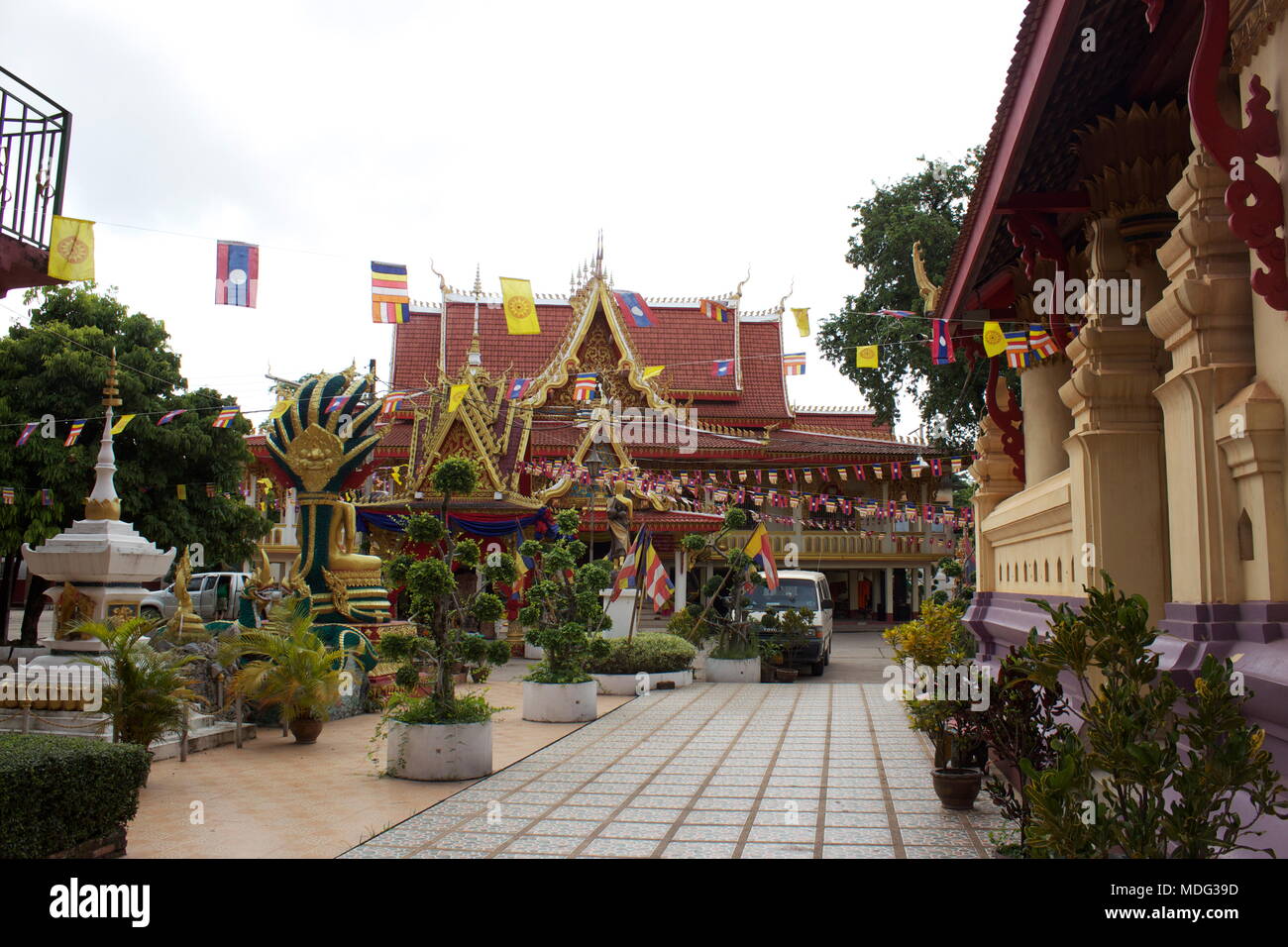 Wat Chanthaboury buddhistischen Tempel mit Lao und Buddhistischen Flaggen dekoriert. Vientiane, Laos, 2015. Stockfoto