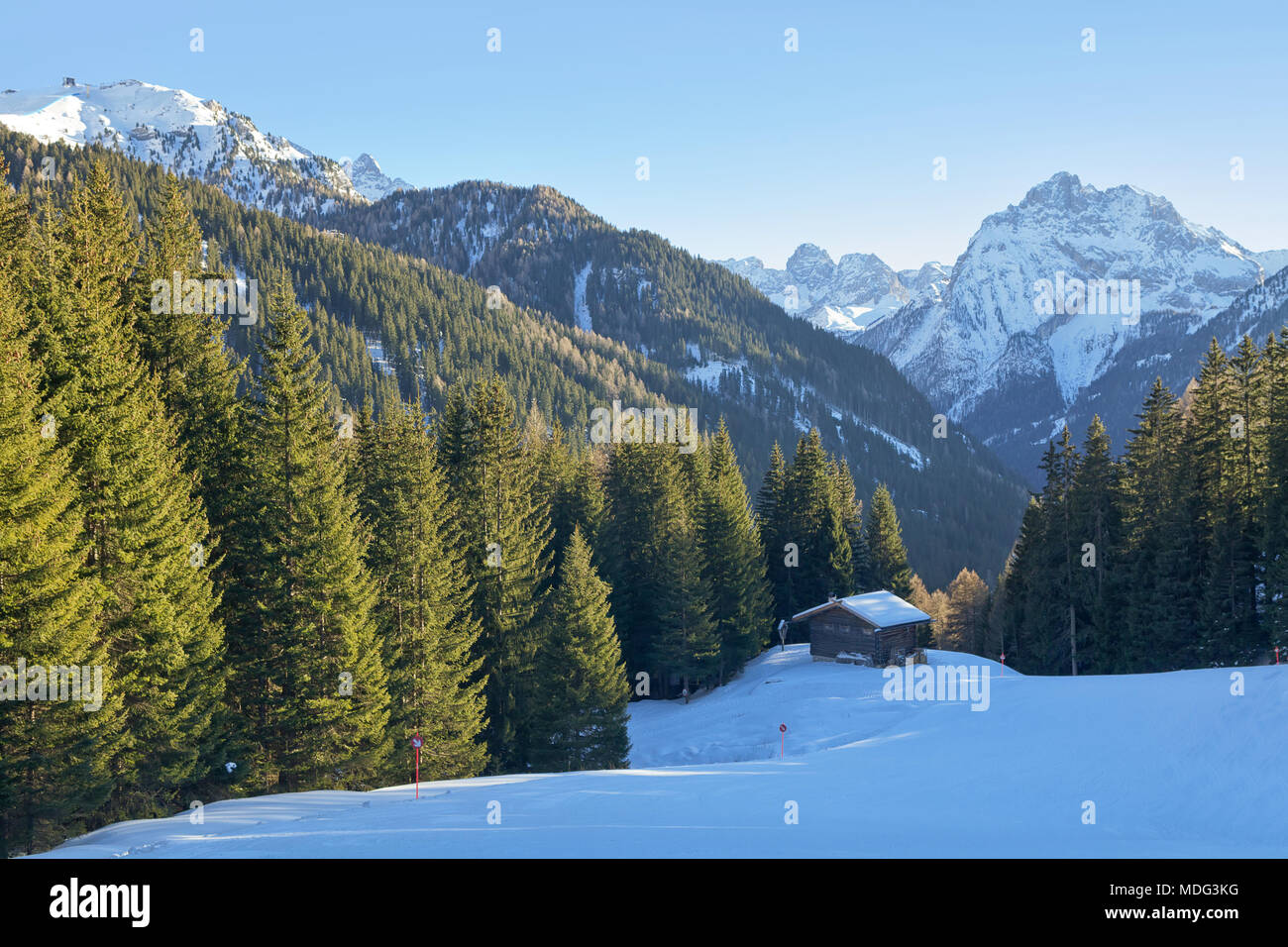 Wunderschöne Aussicht auf traditionellen, rustikalen hölzernen Berghütte in den italienischen Dolomiten. Val di Fassa Ski Area, Trentino-Alto Adige, Italien - Stockfoto