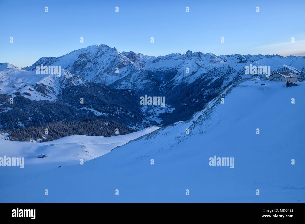 Panoramablick auf die Val di Fassa ski resort in Italien, Dolomiten, Trentino-Alto Adige, Italien - Stockfoto