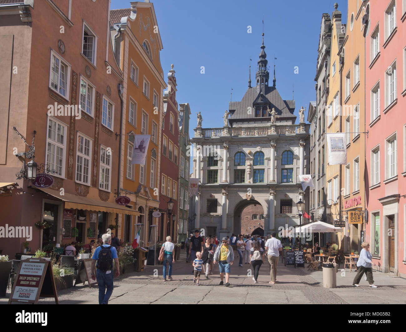 Entlang spazieren oder ein Besuch in einem Restaurant in der Stadt in Danzig Polen, sind beliebte touristische Aktivitäten, die Golden Gate am Ende Stockfoto