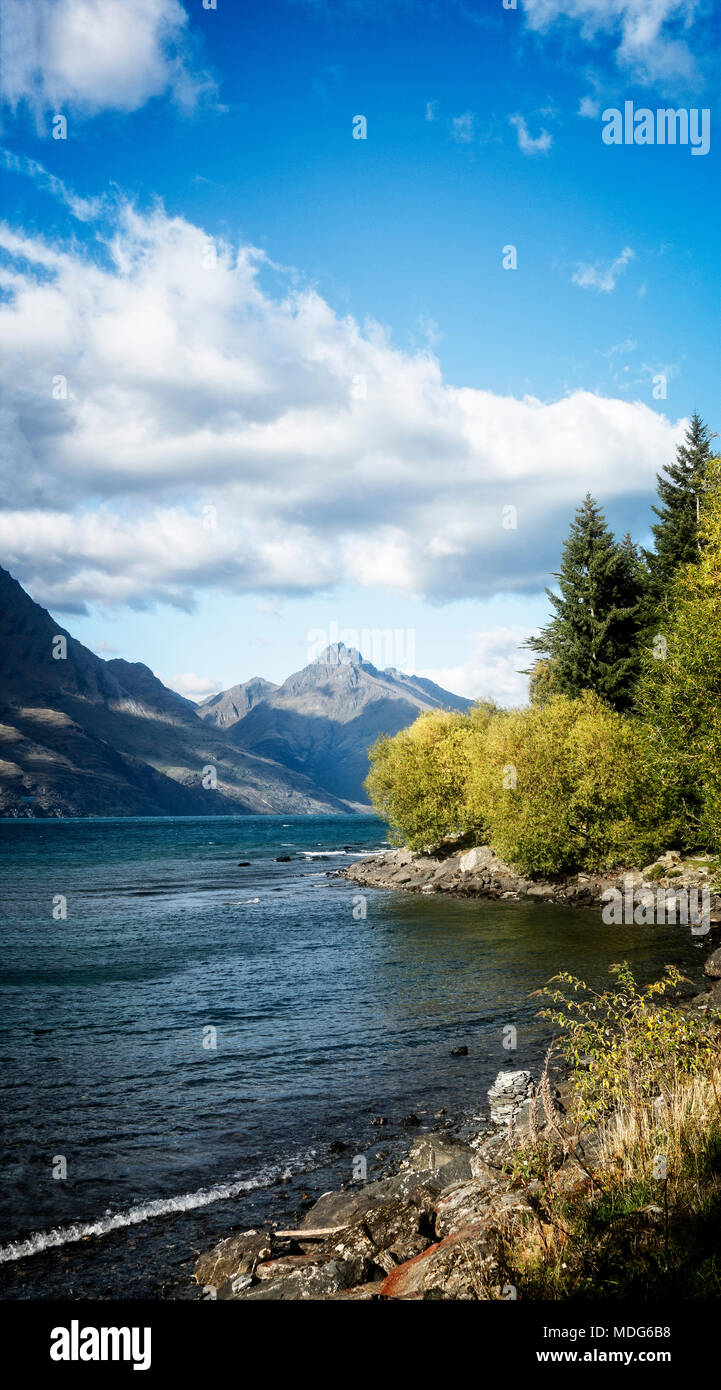 Die Berge steigen auf allen Seiten des Lake Wakatipu nahe Queenstown, Südinsel, Neuseeland. Stockfoto