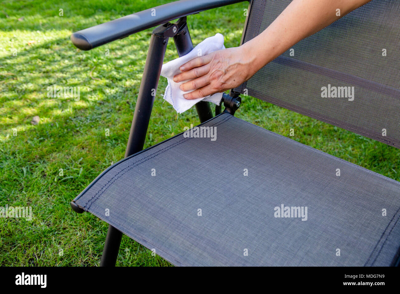 Reinigung von Gartenmöbeln. Stockfoto