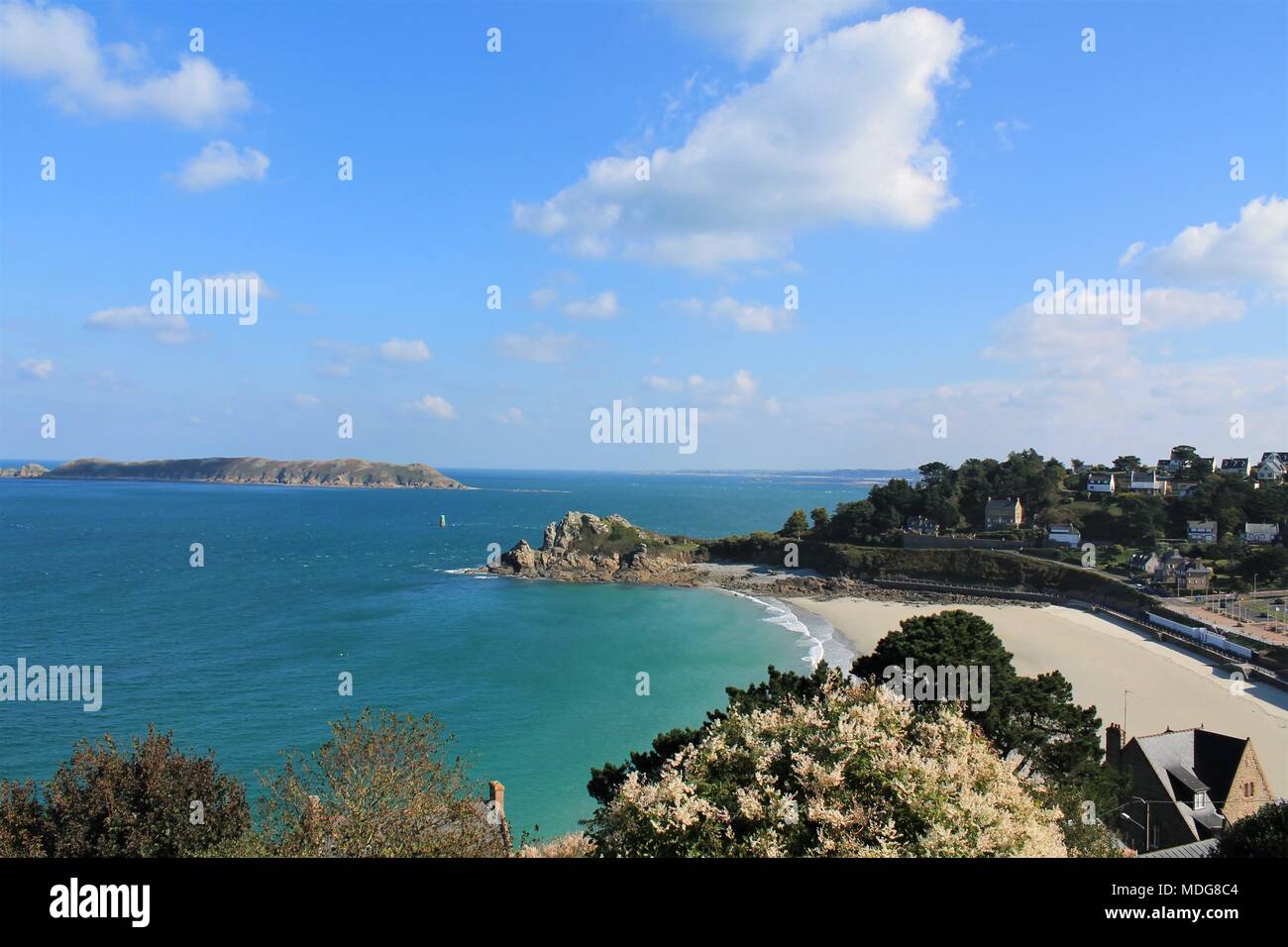 Berühmten Panorama von Trestrignel Strand in Perros Guirec auf rosa Granit Küste, Bretagne, Frankreich Stockfoto