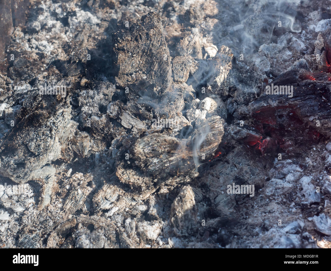 Glühende Kohlen aus dem Feuer im Grill, Hintergrund. Stockfoto