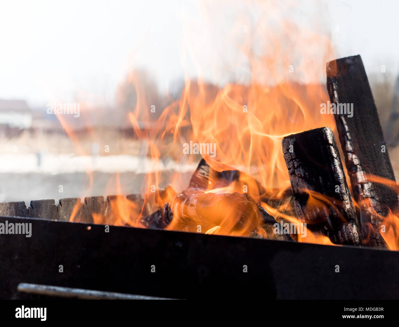 Feuer, die bei der Verbrennung von Holz in den Grill im Freien. Stockfoto