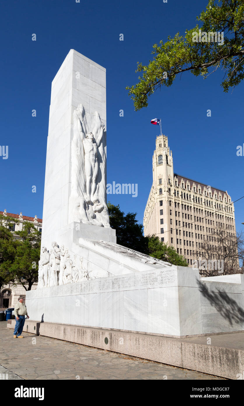 Die Alamo Ehrenmal, von Pompeo Coppini - ein Monument, das neben dem Alamo, mit der Emily Morgan Hotel, Downtown San Antonio, Texas, USA Stockfoto