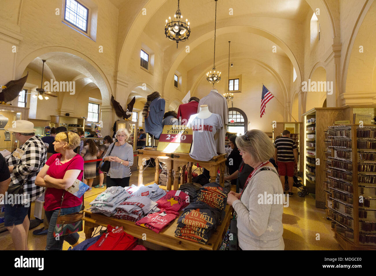 Leute Einkaufen für Geschenke und Souvenirs im Alamo Gift Shop, The Alamo, San Antonio, Texas, USA Stockfoto