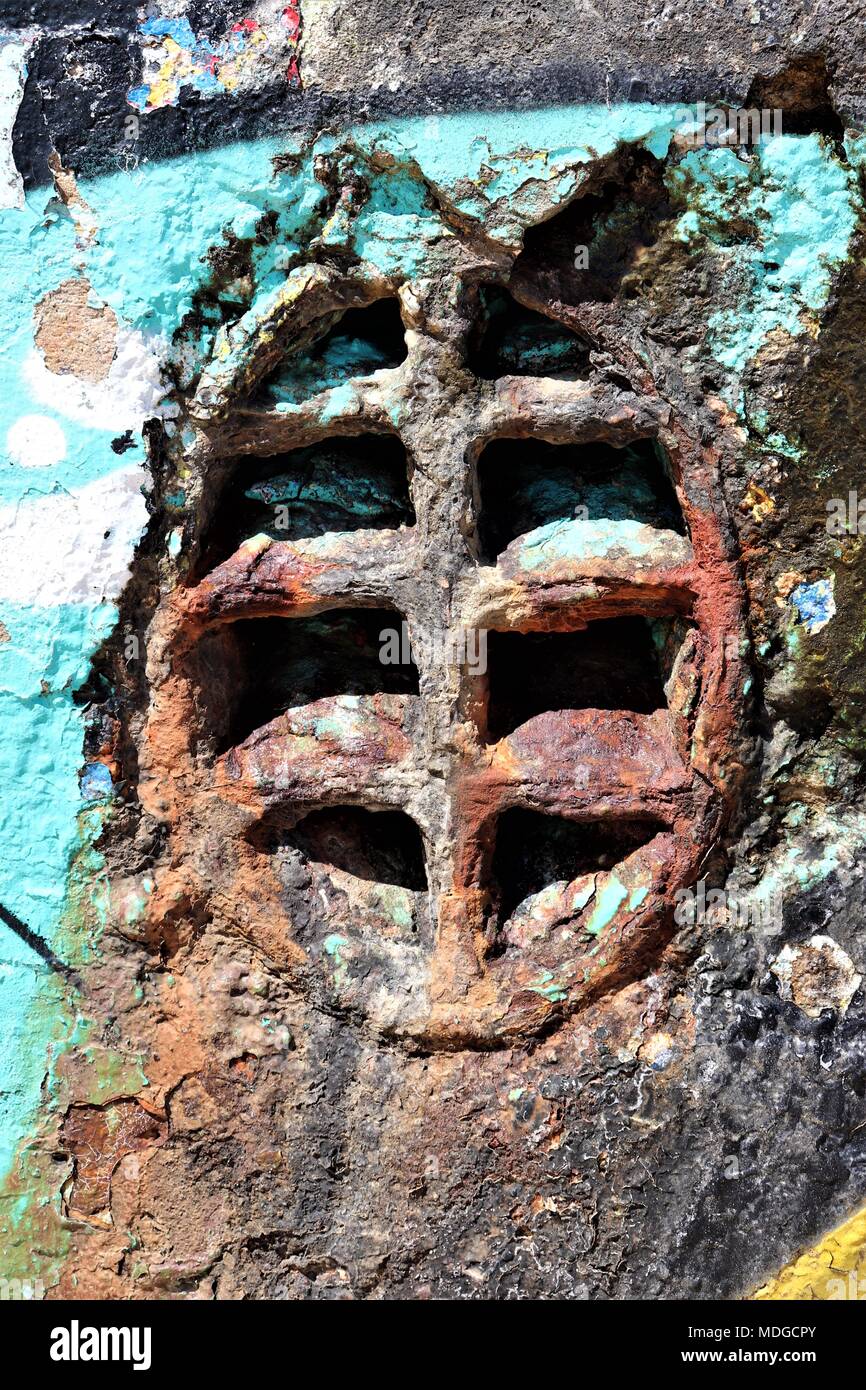 Abstract anzeigen Rost Bügeleisen auf einem Beton Bunker der Atlantischen Küste von Aquitanien Stockfoto