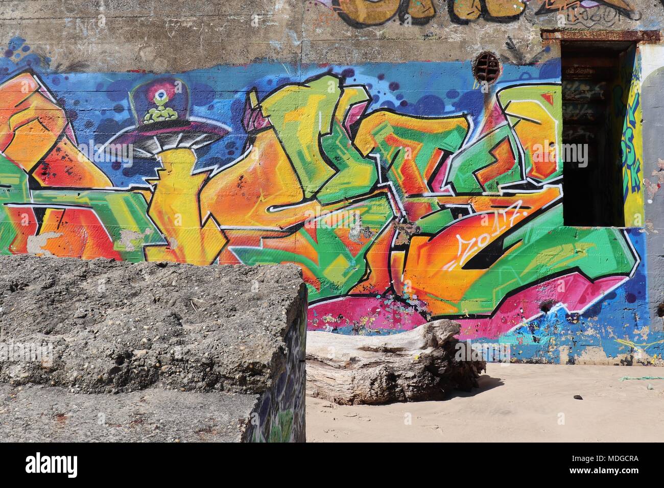 Graffiti auf Deutschen WW2 Bunker am Strand liegen zwischen Montalivet und Le Gurp, Mündung der Gironde Stockfoto